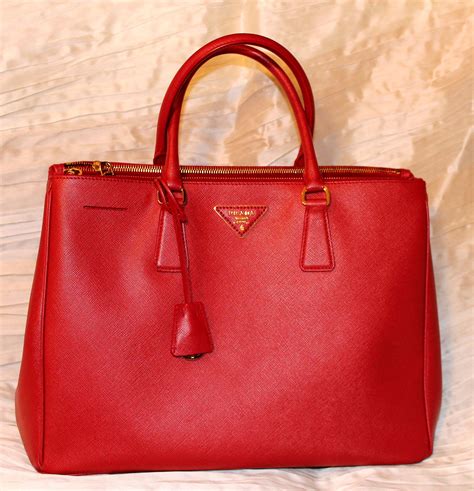 borse a tracolla rossa prada|borse prada donna online.